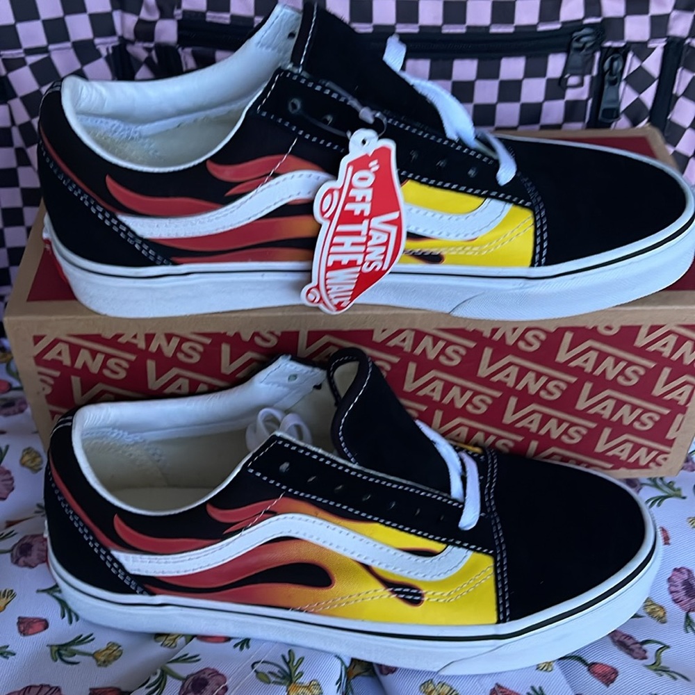 Vans Men’s Old Skool
(Flame)Black/Black/Tr Wht
VN0A38G1PHN
Sneakers - Picture 3 of 16